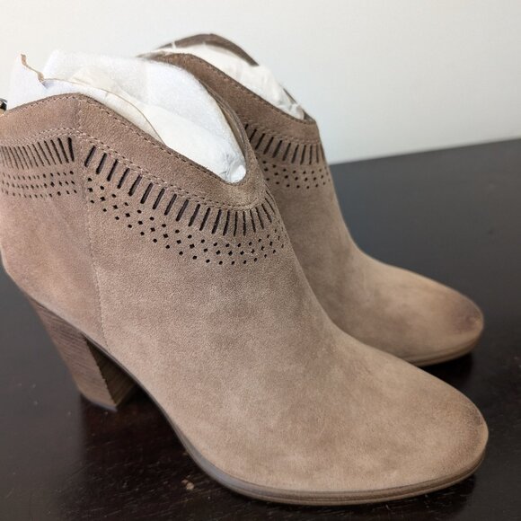 Vince Camuto - Picture 1 of 3